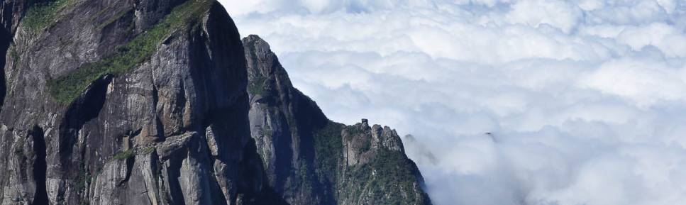 Nuvens vêm subindo o vale e já chegam ao Garrafão, no Parque Nacional da Serra dos Órgãos, no Rio de Janeiro. A diferença de tempo entre uma foto e outra é de uma hora